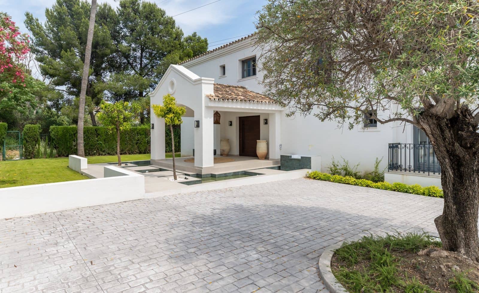 5 bedroom Villa for sale in Benahavis with pool garage - € 3,495,000 (Ref: 9355610)