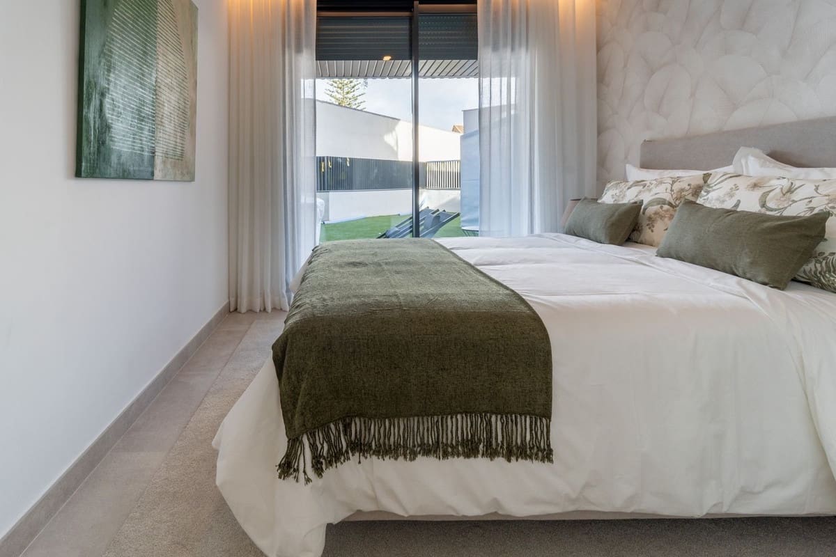 2 bedroom Apartment for sale in Fuengirola with pool garage - € 708,000 (Ref: 9355633)