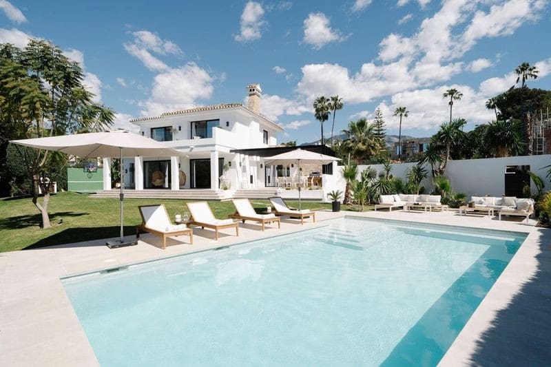 5 bedroom Villa for sale in Nueva Andalucia with pool garage - € 3,495,000 (Ref: 9358988)