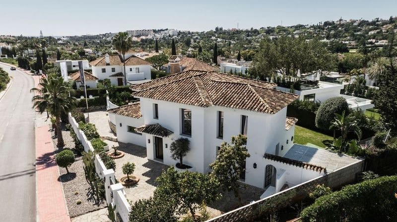 5 bedroom Villa for sale in Nueva Andalucia with pool garage - € 3,495,000 (Ref: 9358988)