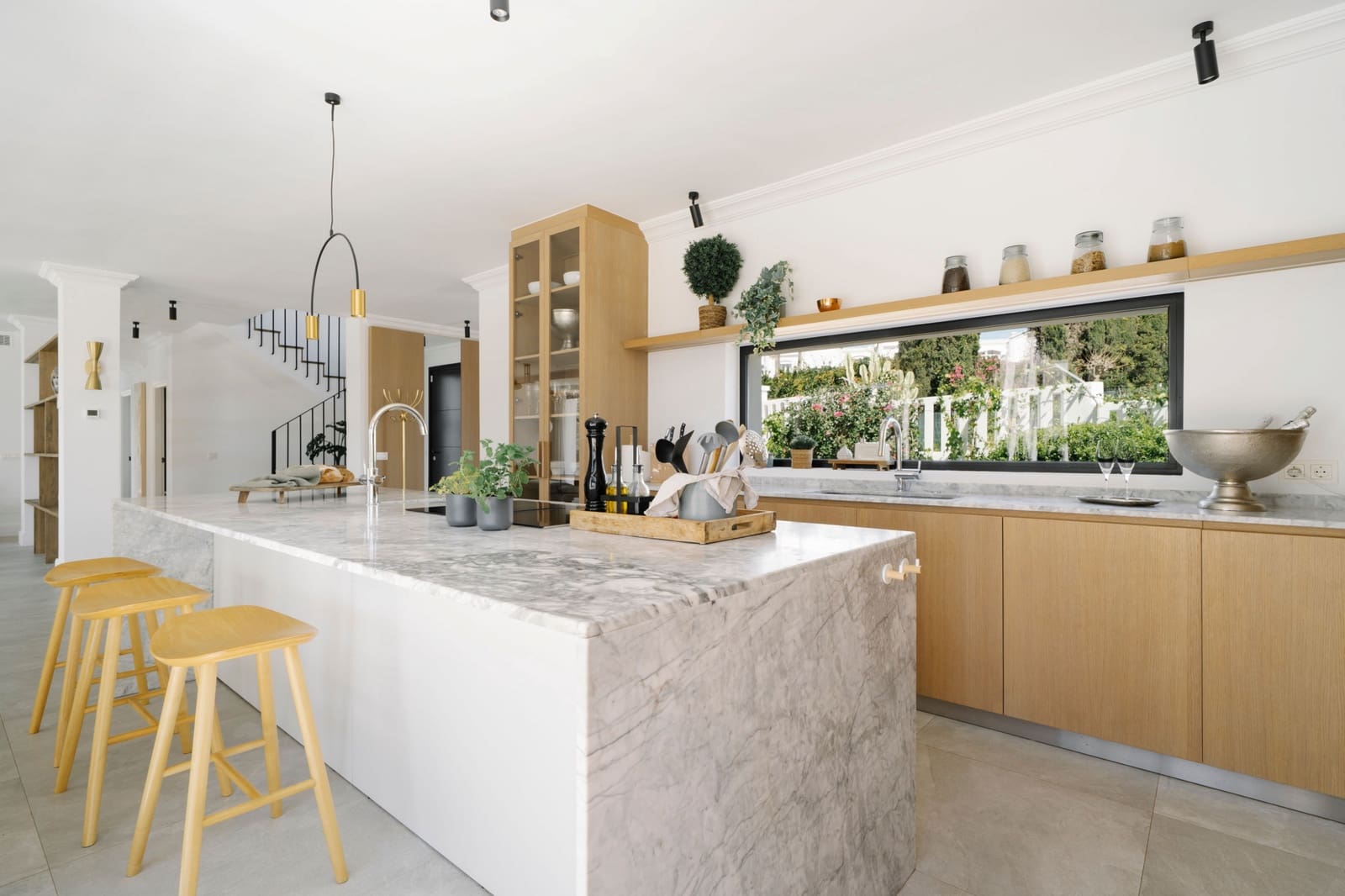 5 bedroom Villa for sale in Nueva Andalucia with pool garage - € 3,495,000 (Ref: 9358988)