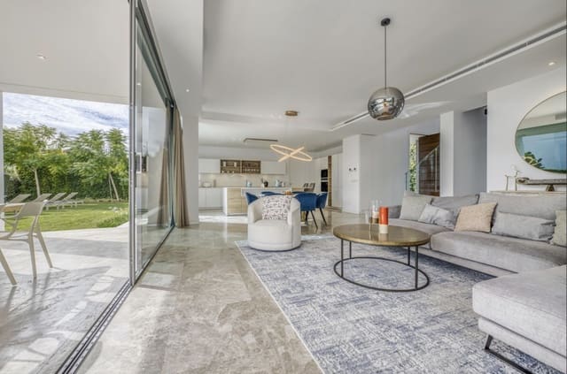 5 bedroom Villa for sale in Cancelada, Estepona with pool garage - € 2,350,000 (Ref: 9367176)