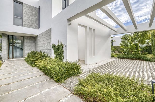 5 bedroom Villa for sale in Cancelada, Estepona with pool garage - € 2,350,000 (Ref: 9367176)