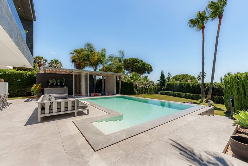 4 bedroom Villa for sale in Nueva Andalucia with pool garage - € 3,900,000 (Ref: 9393903)