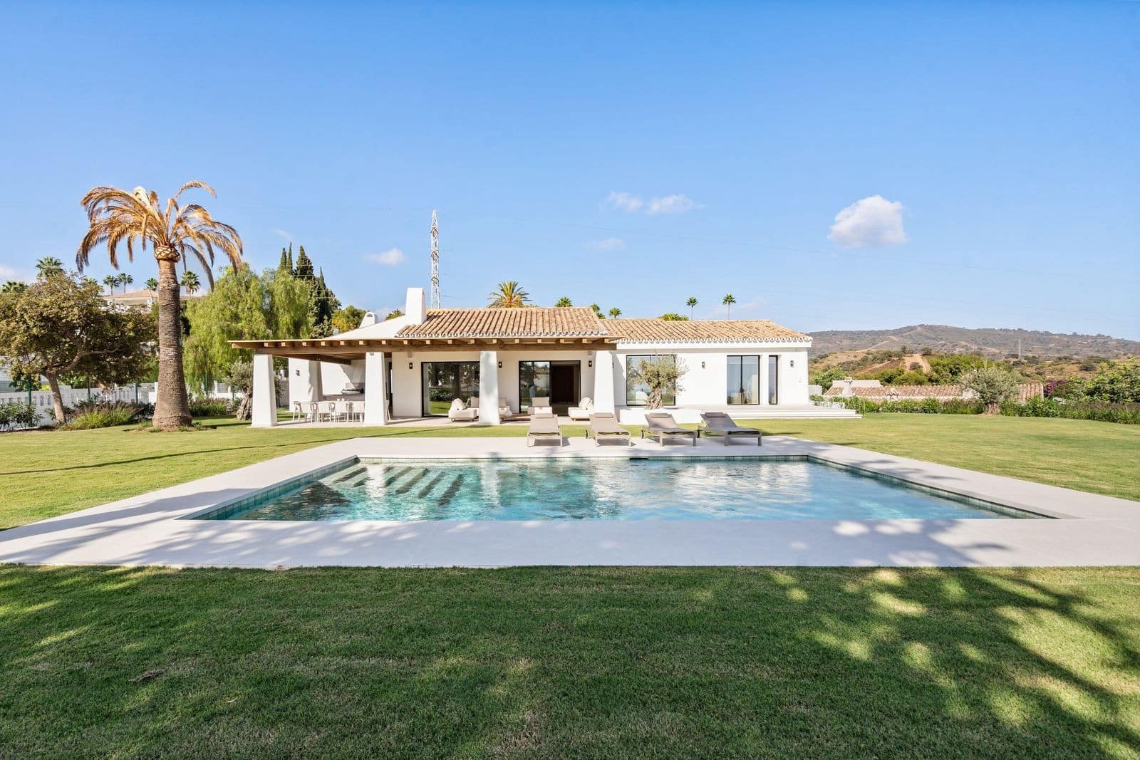5 bedroom Villa for sale in Marbella with pool garage - € 3,895,000 (Ref: 9400662)
