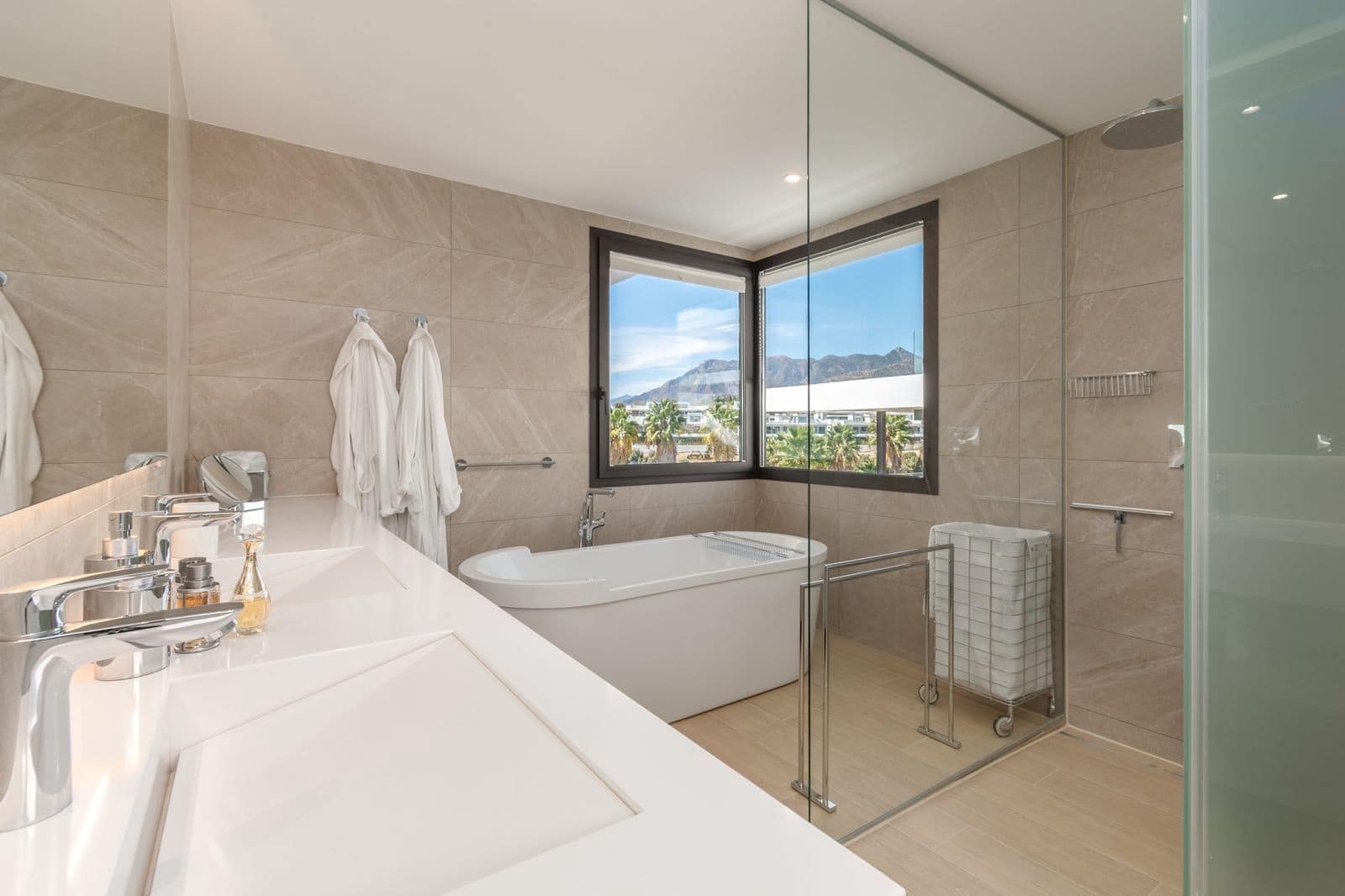 4 soverom Kjedet enebolig til salgs i Marbella med svømmebasseng garasje - € 2 095 000 (Ref: 9419115)