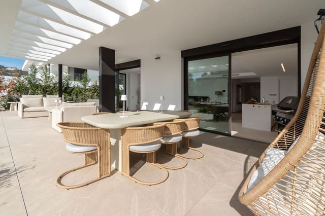 4 bedroom Semi-detached Villa for sale in Marbella with pool garage - € 2,095,000 (Ref: 9419115)