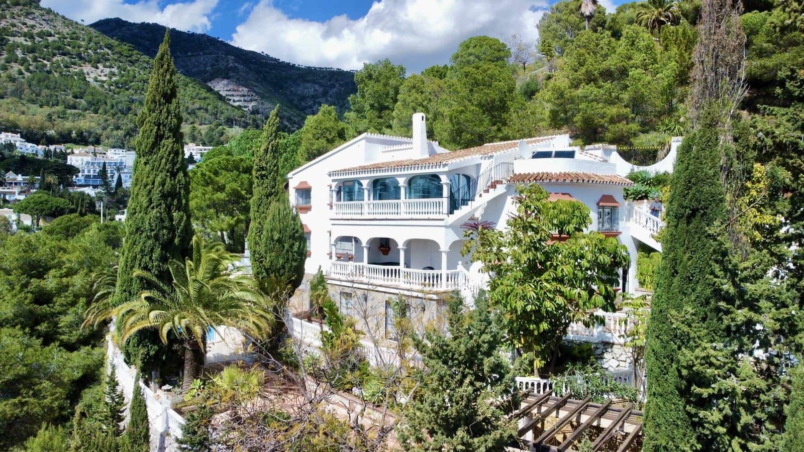 6 bedroom Villa for sale in Mijas with pool garage - € 1,450,000 (Ref: 9430916)