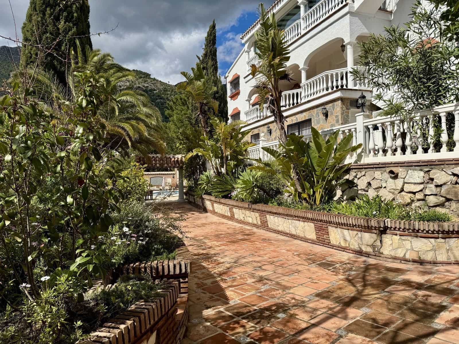 6 bedroom Villa for sale in Mijas with pool garage - € 1,450,000 (Ref: 9430916)