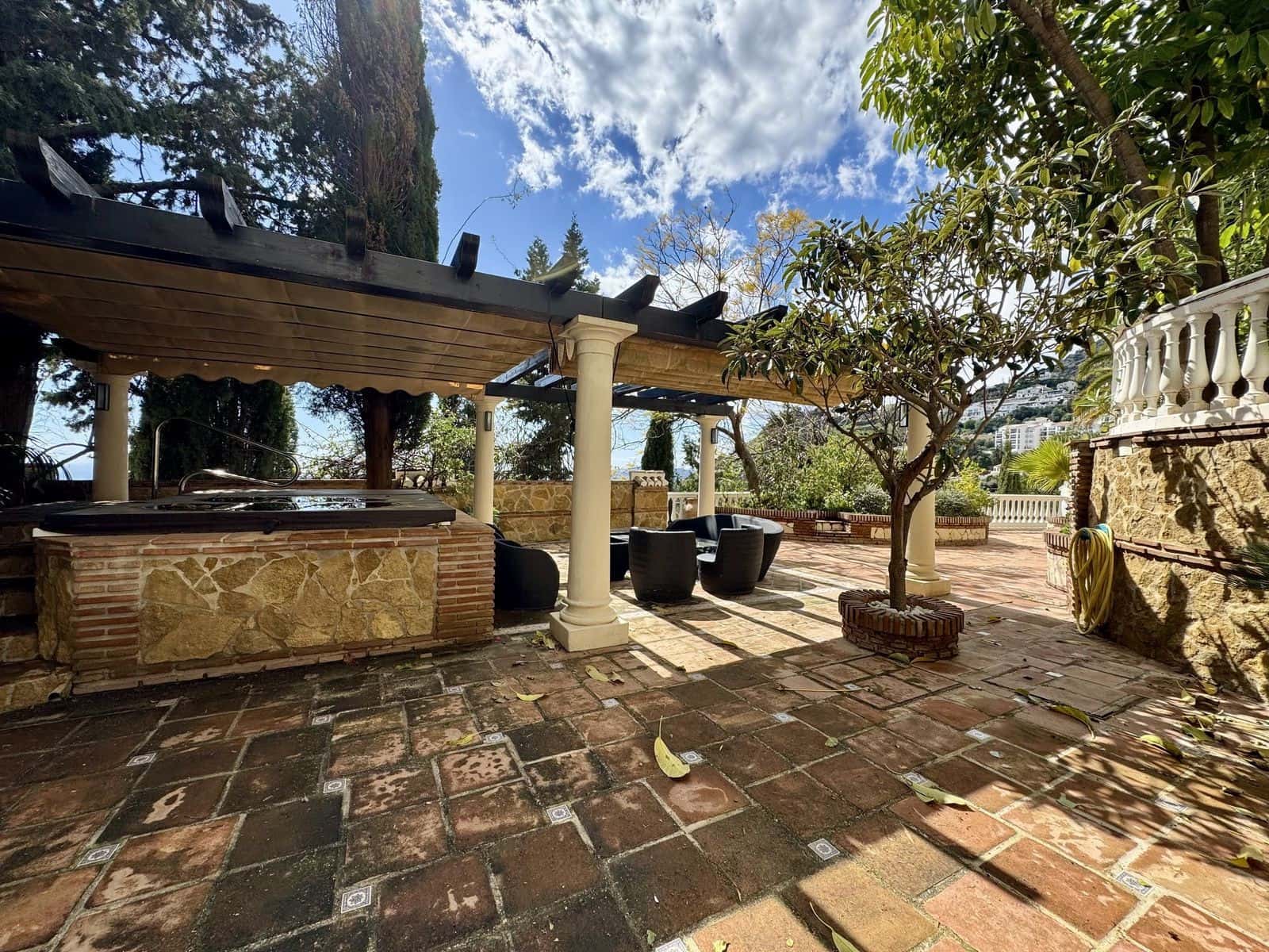 6 bedroom Villa for sale in Mijas with pool garage - € 1,450,000 (Ref: 9430916)