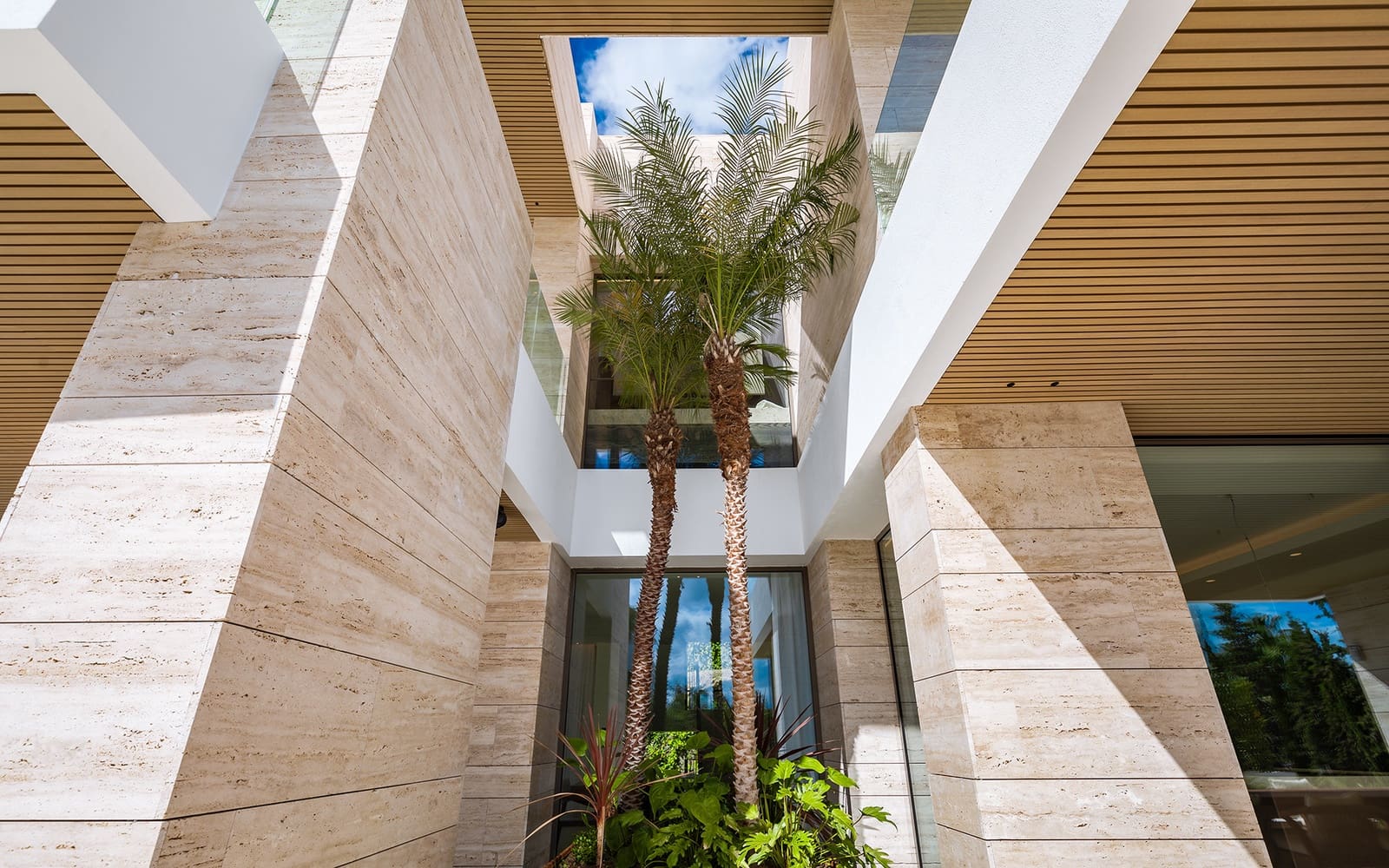 5 bedroom Villa for sale in Benahavis with pool garage - € 4,990,000 (Ref: 9443112)