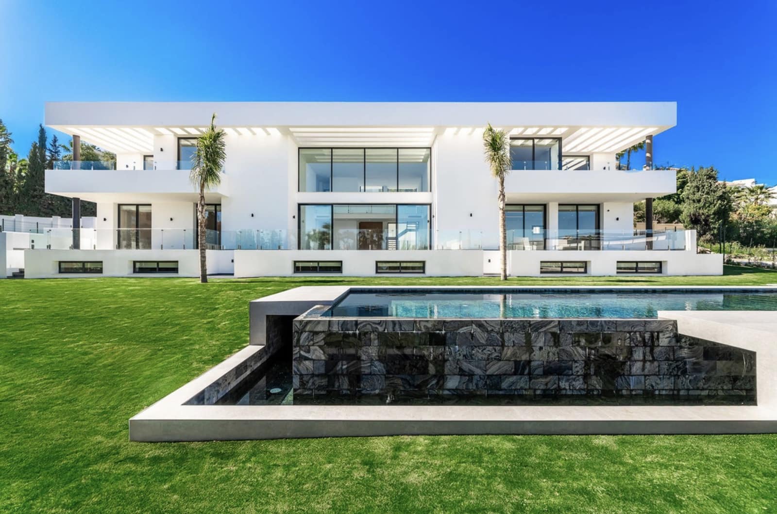 6 bedroom Villa for sale in Benahavis with pool garage - € 4,000,000 (Ref: 9443113)