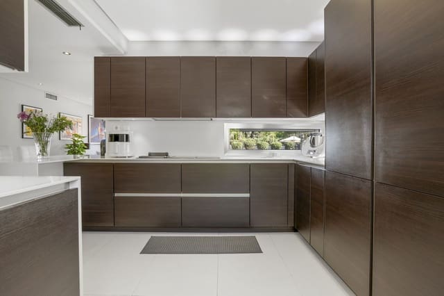 Chalet de 4 habitaciones en Nueva Andalucia, Marbella en venta con piscina garaje - 3.675.000 € (Ref: 9448838)