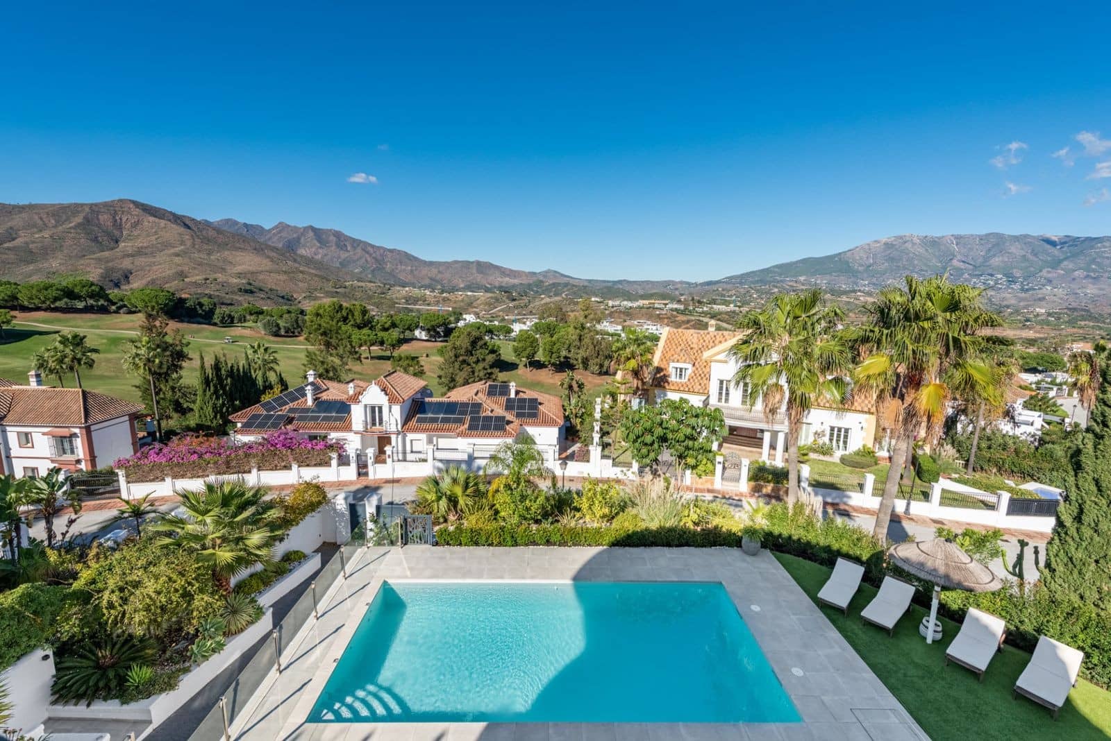 4 sovrum Villa till salu i Mijas Costa med pool garage - 2 395 000 € (Ref: 9448840)