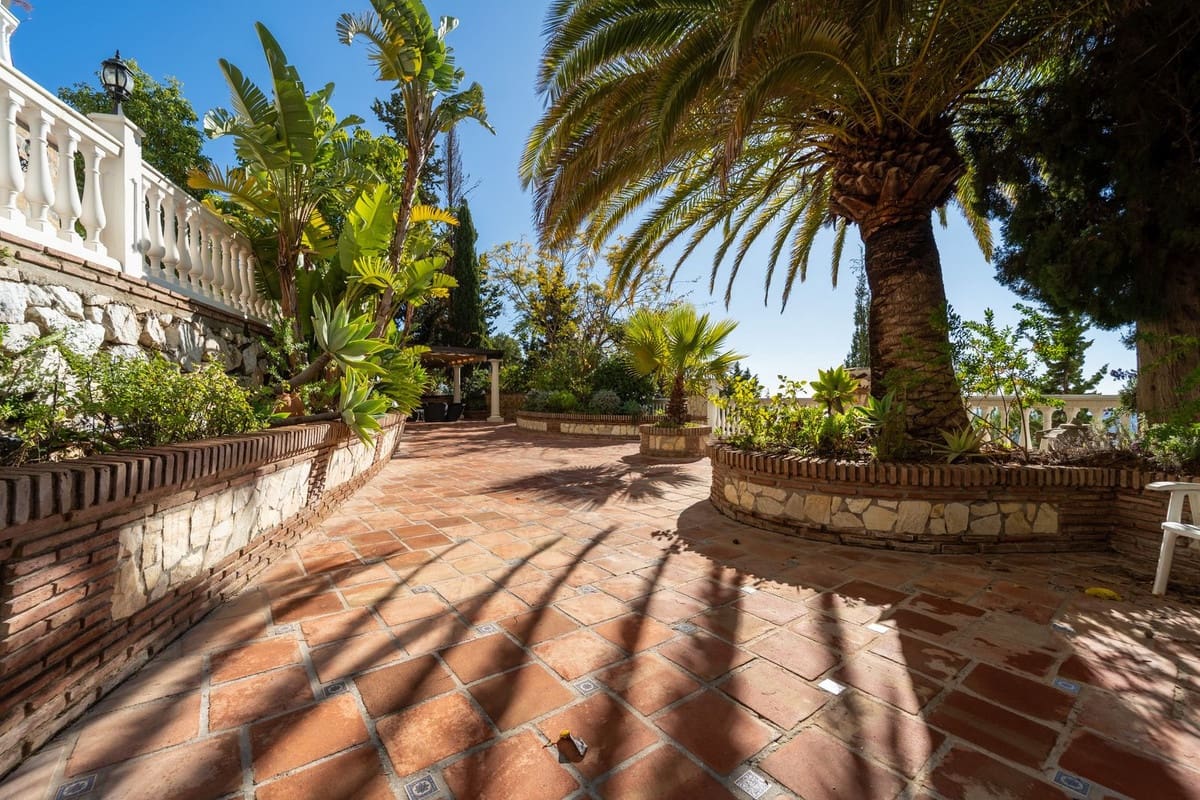 6 bedroom Villa for sale in Mijas with pool garage - € 1,450,000 (Ref: 9474774)