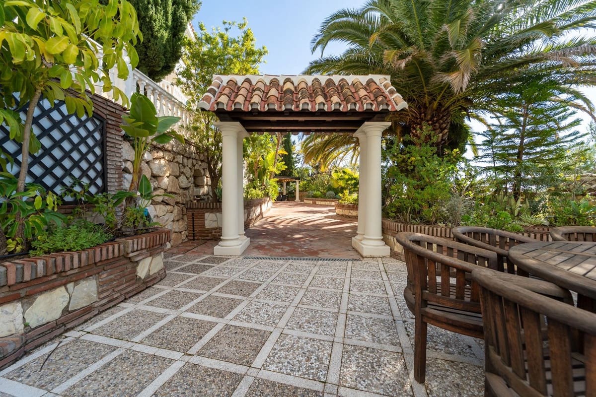 6 bedroom Villa for sale in Mijas with pool garage - € 1,450,000 (Ref: 9474774)