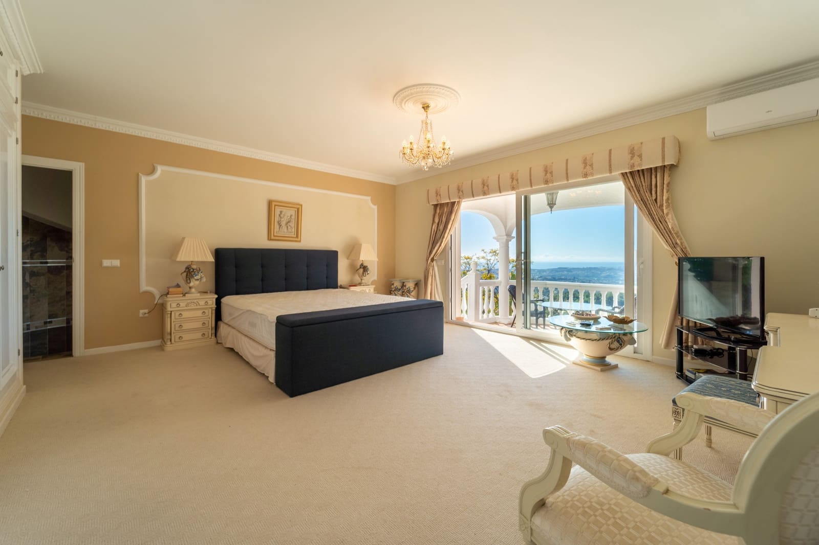 6 bedroom Villa for sale in Mijas with pool garage - € 1,450,000 (Ref: 9474774)