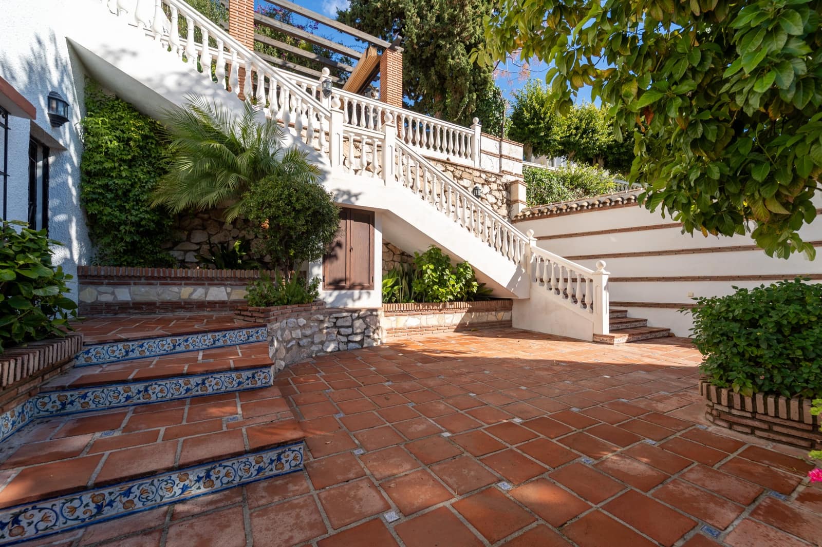 6 bedroom Villa for sale in Mijas with pool garage - € 1,450,000 (Ref: 9474774)