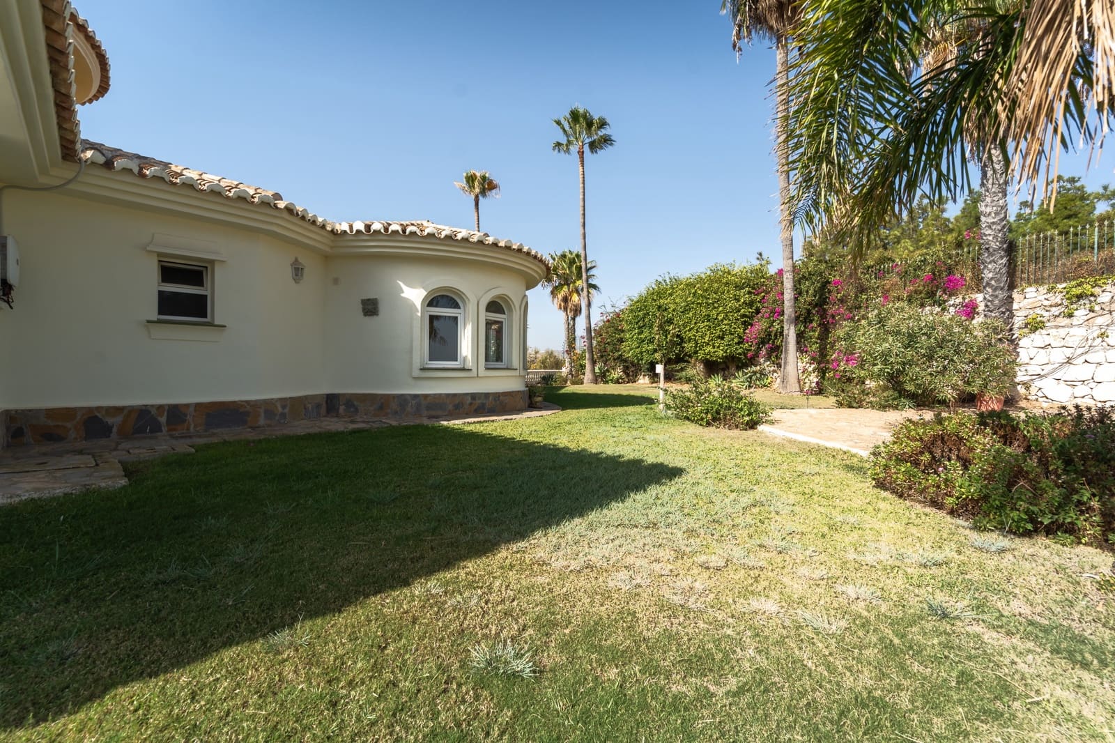 5 bedroom Villa for sale in Mijas Costa with pool garage - € 2,450,000 (Ref: 9486689)