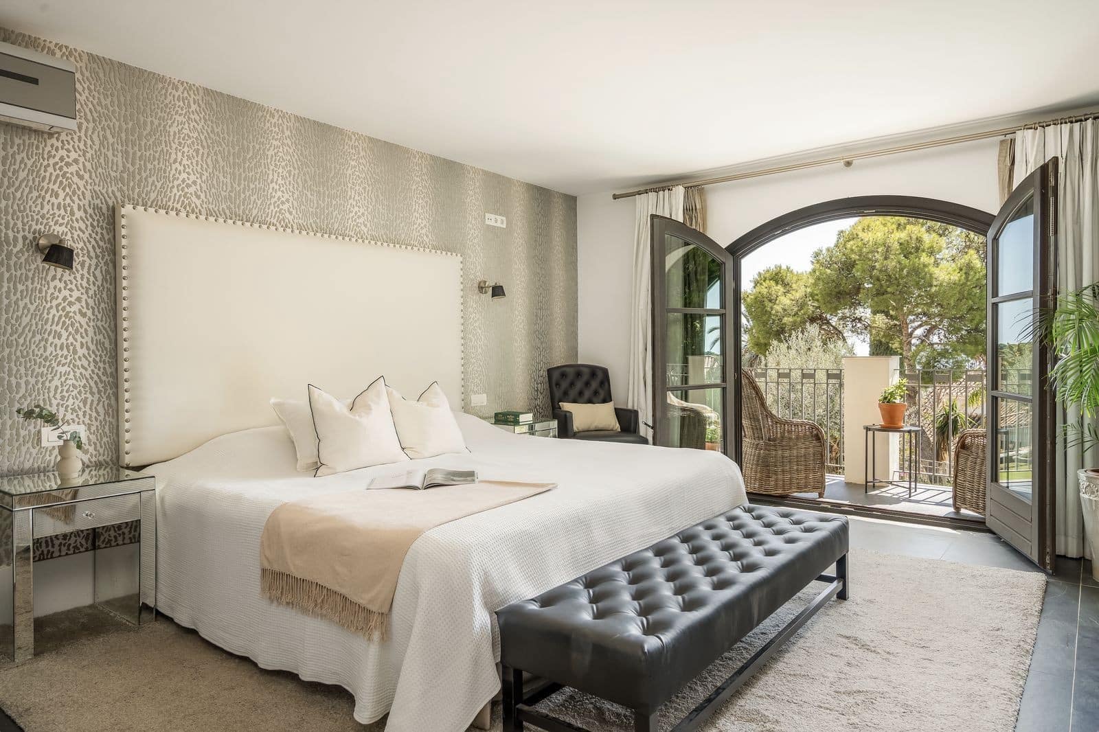 5 bedroom Villa for sale in El Paraiso with pool garage - € 3,195,000 (Ref: 9499675)