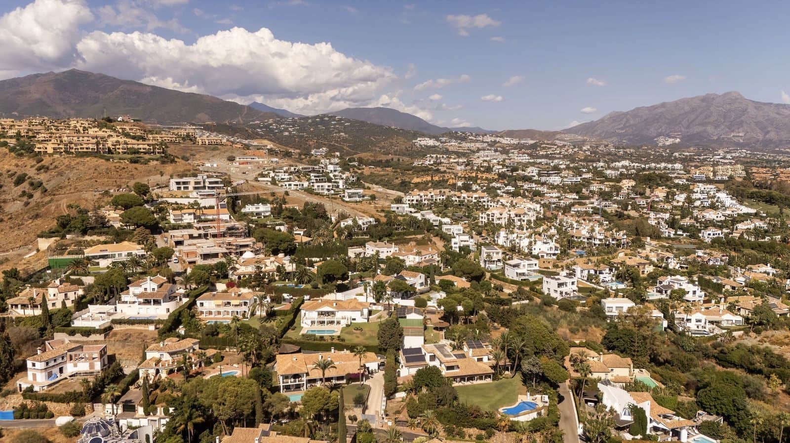 5 bedroom Villa for sale in El Paraiso with pool garage - € 3,195,000 (Ref: 9499675)