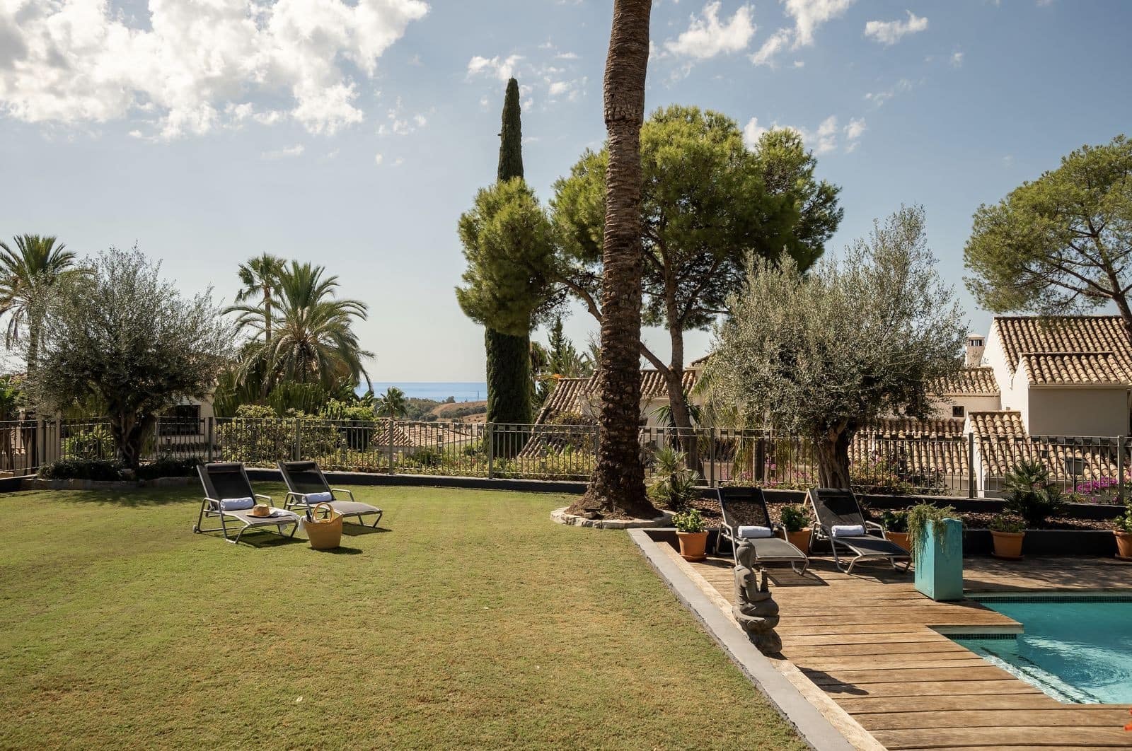 5 soverom Villa til salgs i El Paraiso med svømmebasseng garasje - € 3 195 000 (Ref: 9499675)