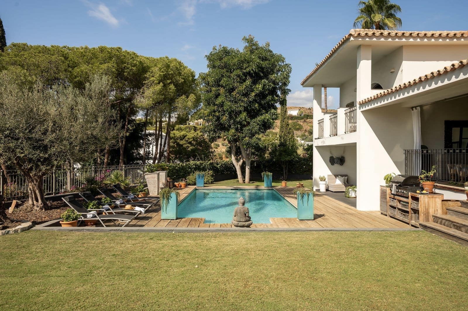 5 soverom Villa til salgs i El Paraiso med svømmebasseng garasje - € 3 195 000 (Ref: 9499675)