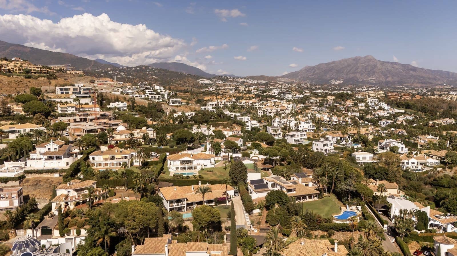 5 soverom Villa til salgs i El Paraiso med svømmebasseng garasje - € 3 195 000 (Ref: 9499675)