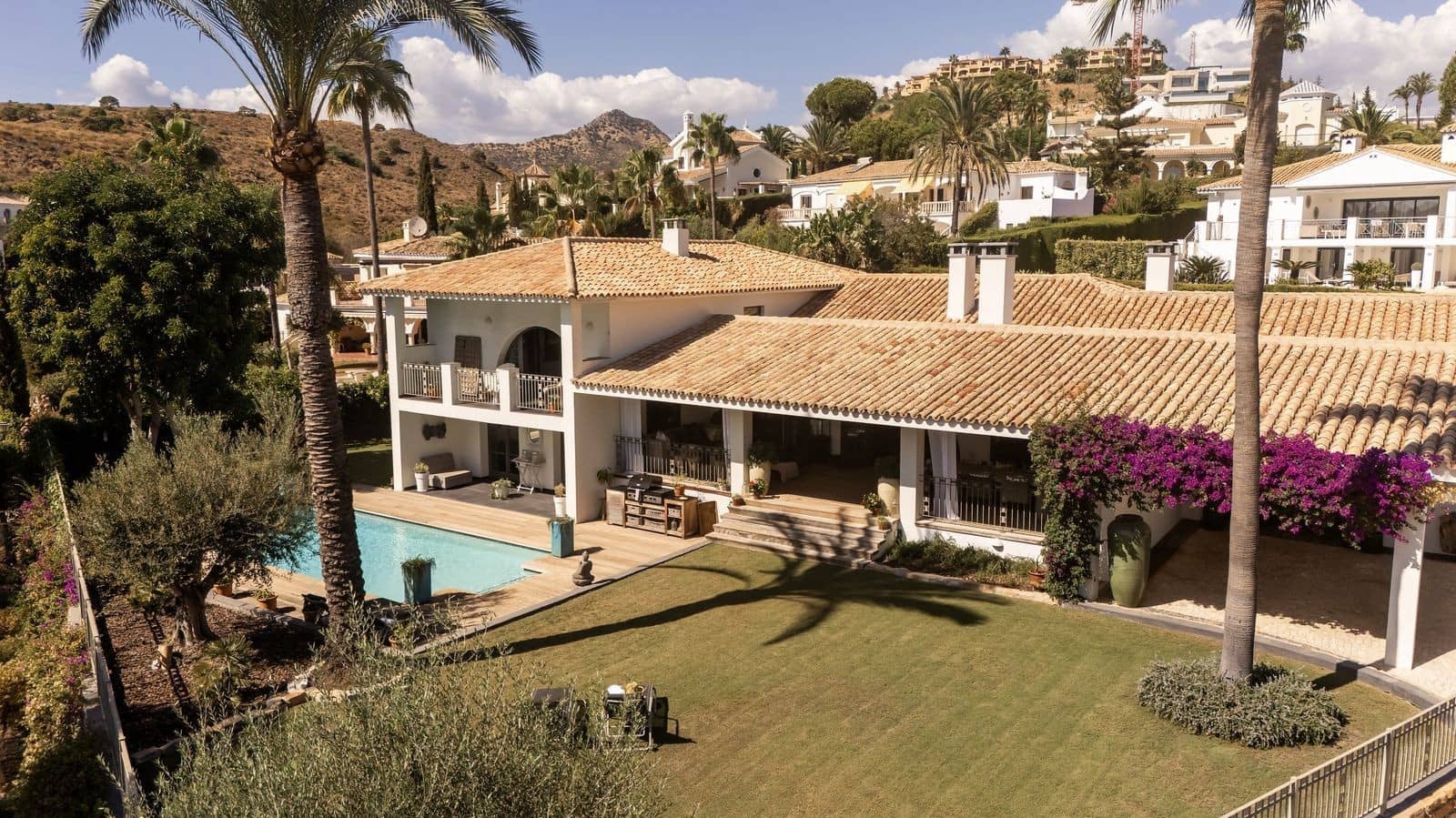 5 soverom Villa til salgs i El Paraiso med svømmebasseng garasje - € 3 195 000 (Ref: 9499675)