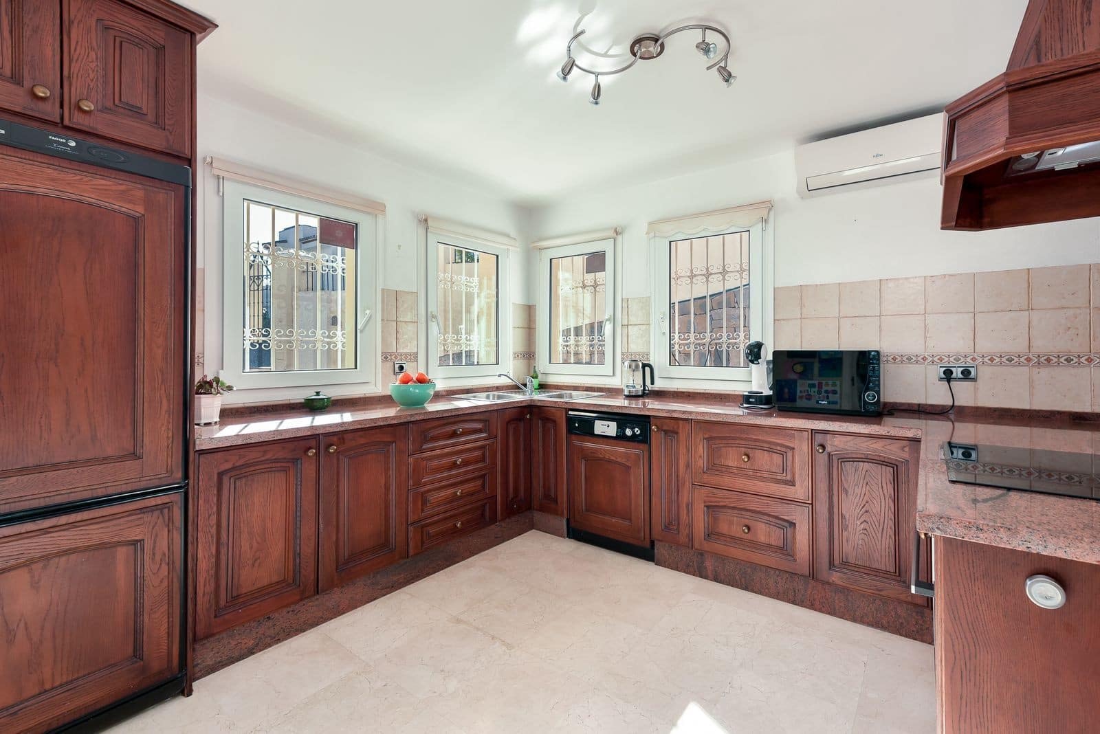 3 soveværelse Villa til salg i Calahonda med swimmingpool garage - € 1.285.000 (Ref: 9501971)