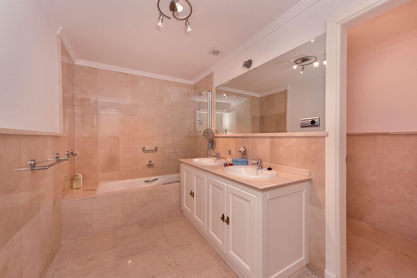 3 soveværelse Villa til salg i Calahonda med swimmingpool garage - € 1.285.000 (Ref: 9501971)