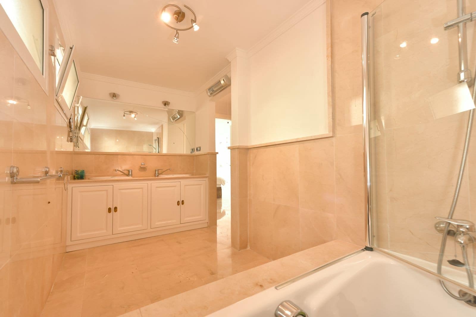 3 soveværelse Villa til salg i Calahonda med swimmingpool garage - € 1.285.000 (Ref: 9501971)