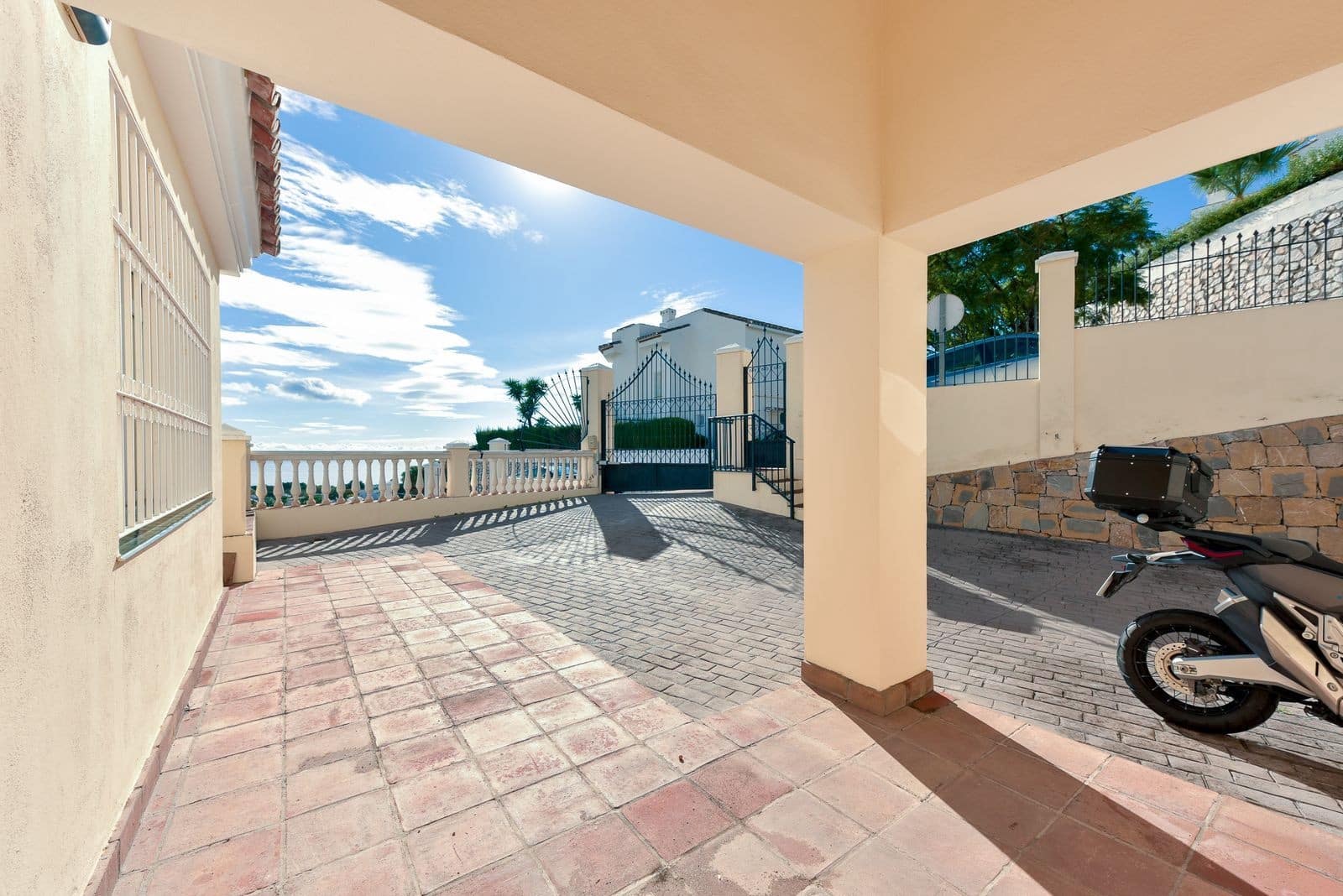 3 soveværelse Villa til salg i Calahonda med swimmingpool garage - € 1.285.000 (Ref: 9501971)