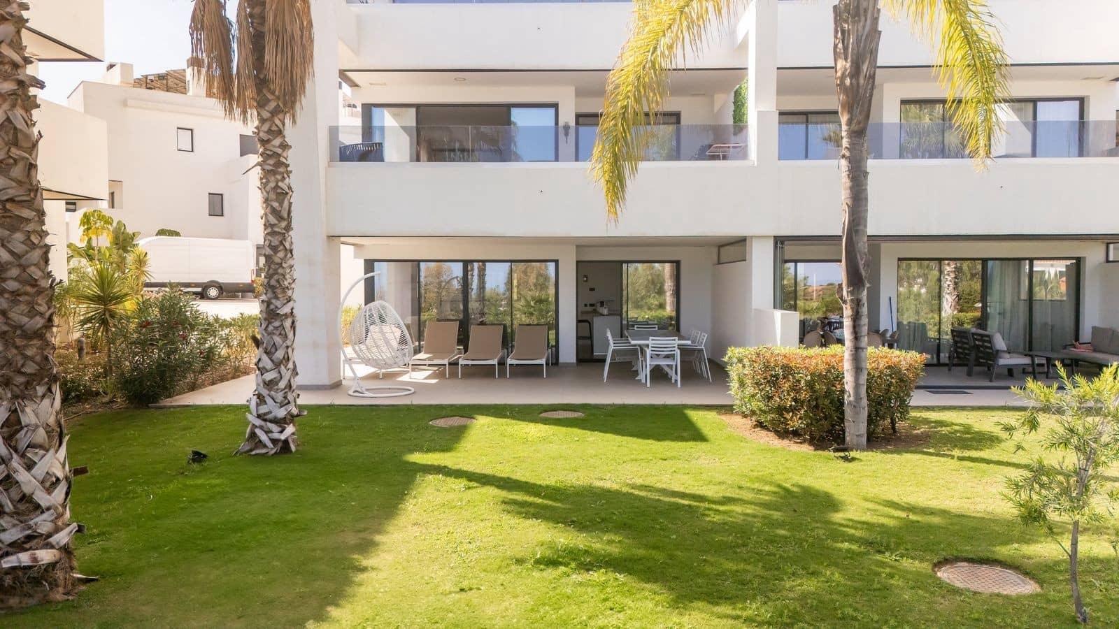 3 bedroom Apartment for sale in Estepona with pool garage - € 890,000 (Ref: 9513114)