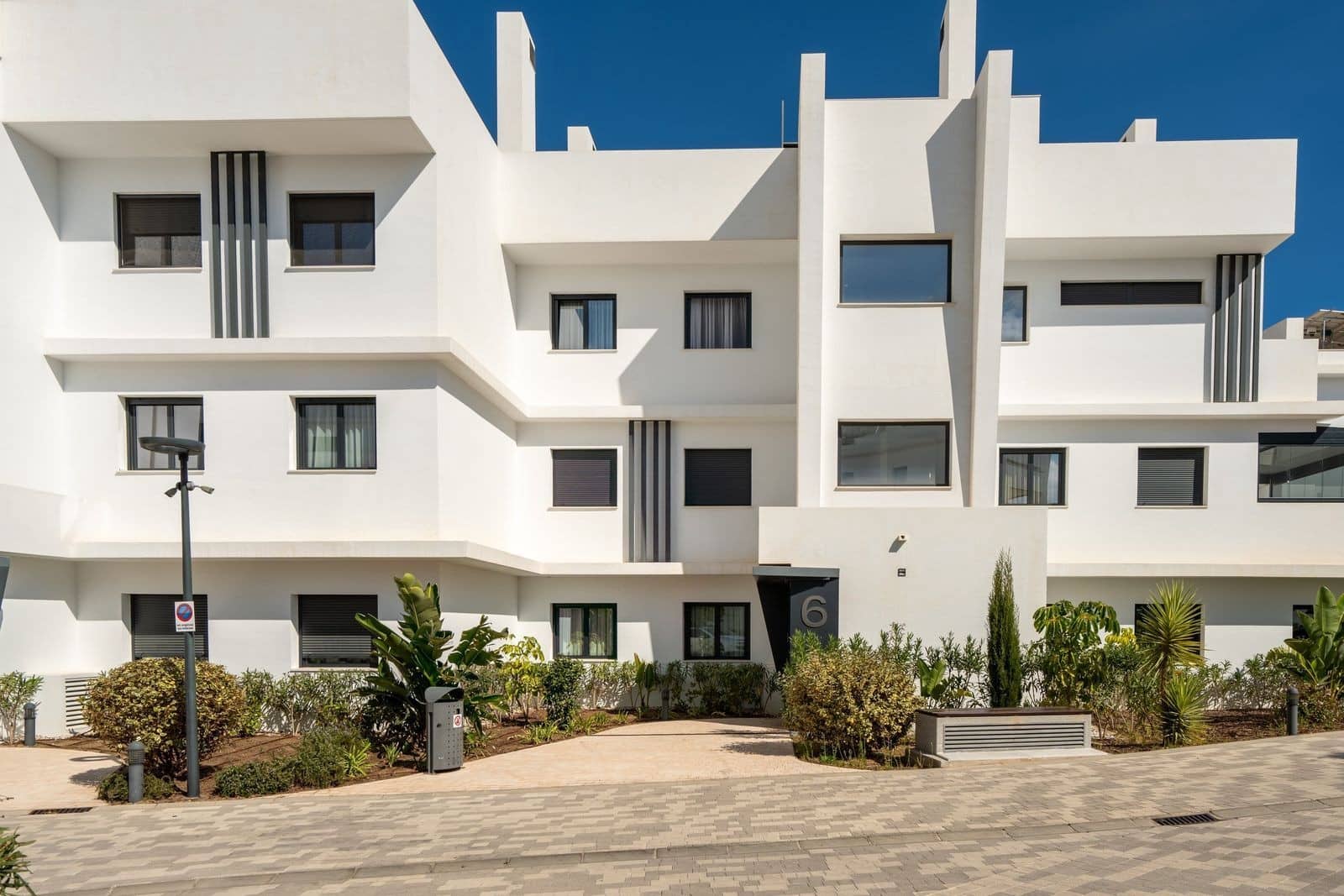 3 bedroom Apartment for sale in Estepona with pool garage - € 890,000 (Ref: 9513114)
