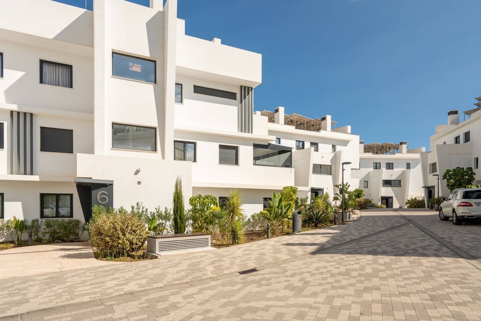 3 bedroom Apartment for sale in Estepona with pool garage - € 890,000 (Ref: 9513114)