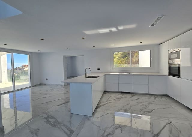 4 Zimmer Villa zu verkaufen in Marbella mit Pool Garage - 1.599.000 € (Ref: 9513117)