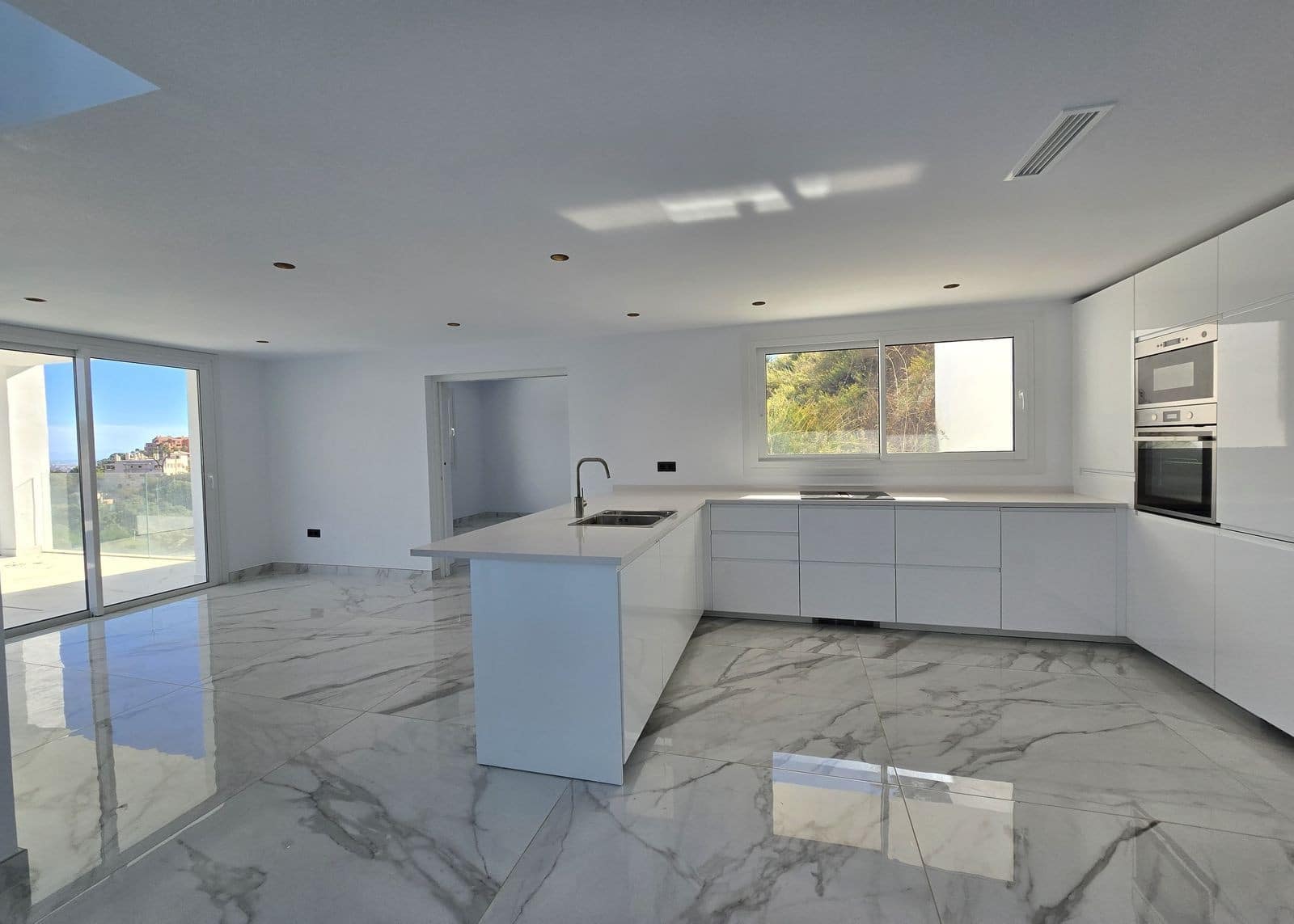 4 slaapkamer Villa te koop in Marbella met zwembad garage - € 1.599.000 (Ref: 9513117)