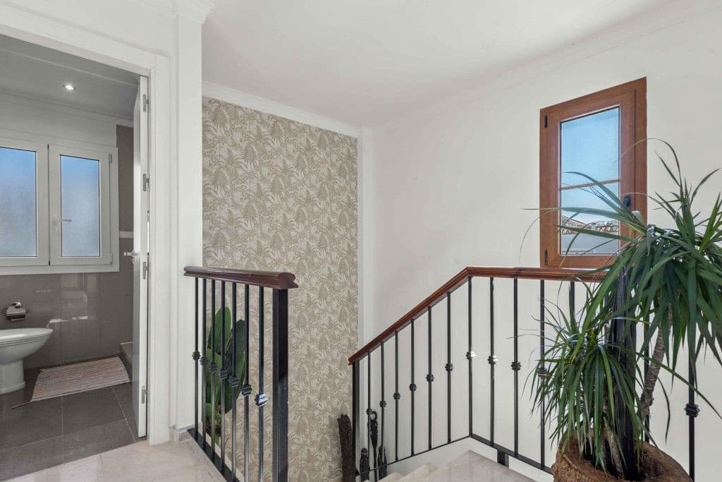 4 soveværelse Villa til salg i Estepona med swimmingpool garage - € 1.299.000 (Ref: 9513121)