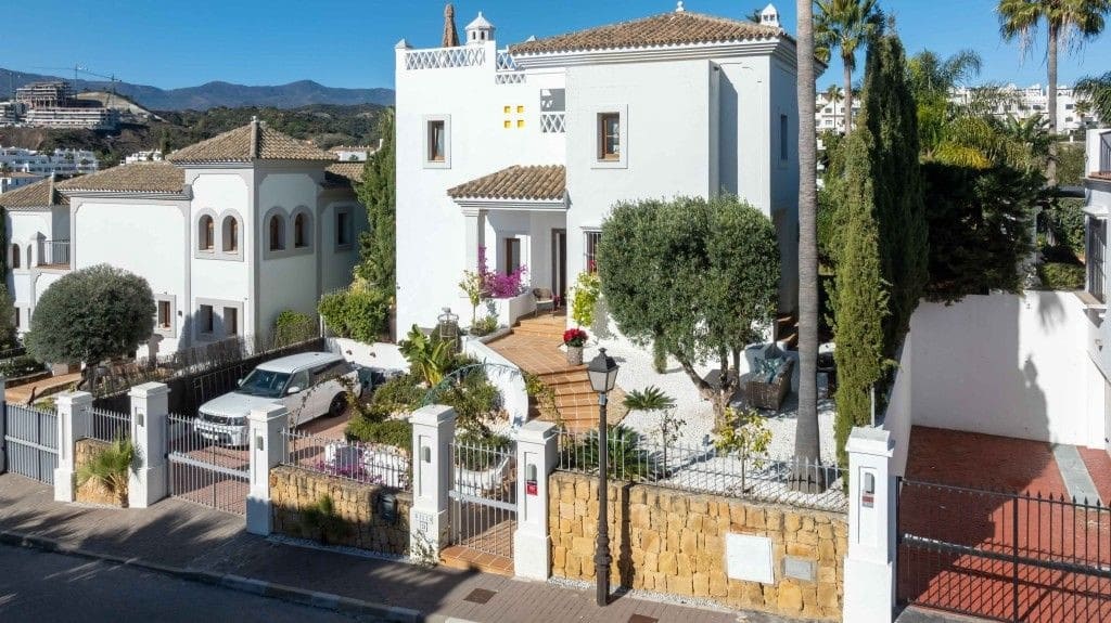 4 soveværelse Villa til salg i Estepona med swimmingpool garage - € 1.299.000 (Ref: 9513121)