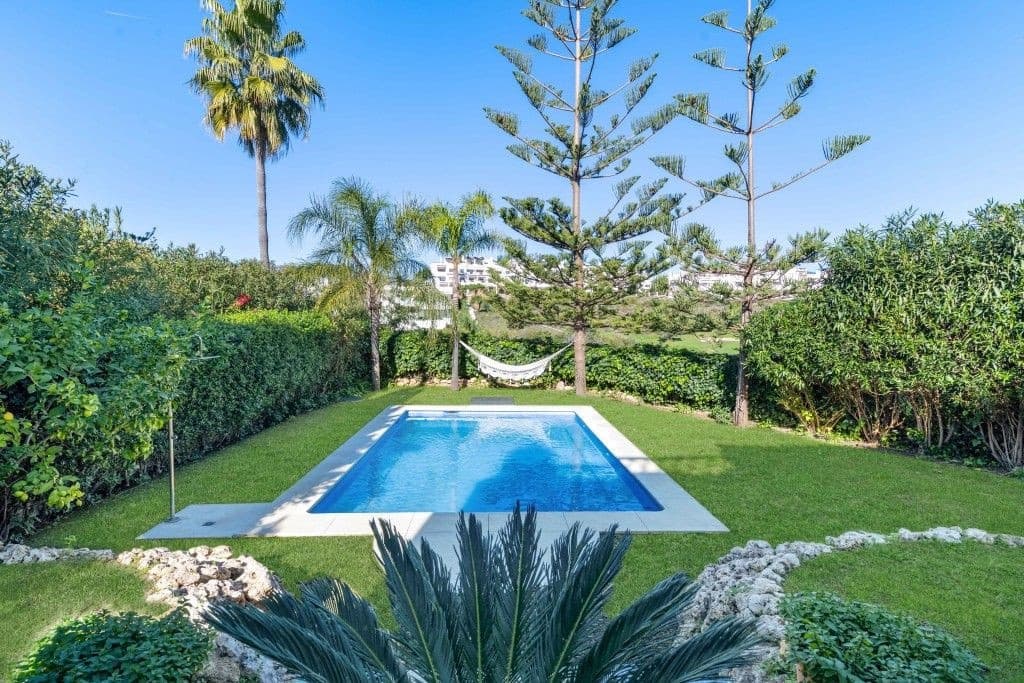 4 bedroom Villa for sale in Estepona with pool garage - € 1,199,000 (Ref: 9513121)