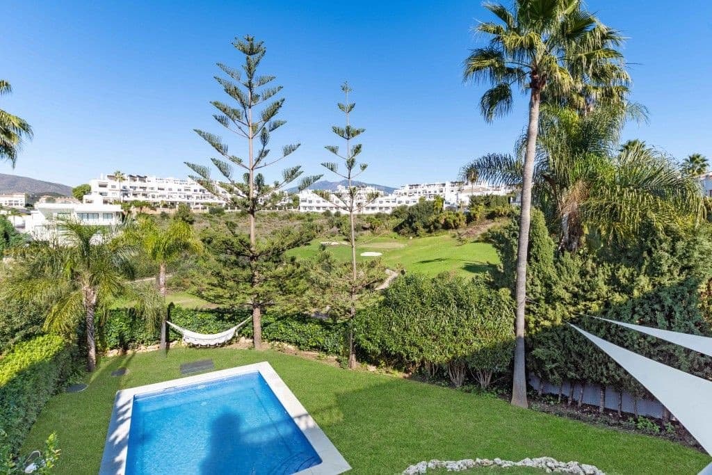 4 bedroom Villa for sale in Estepona with pool garage - € 1,199,000 (Ref: 9513121)