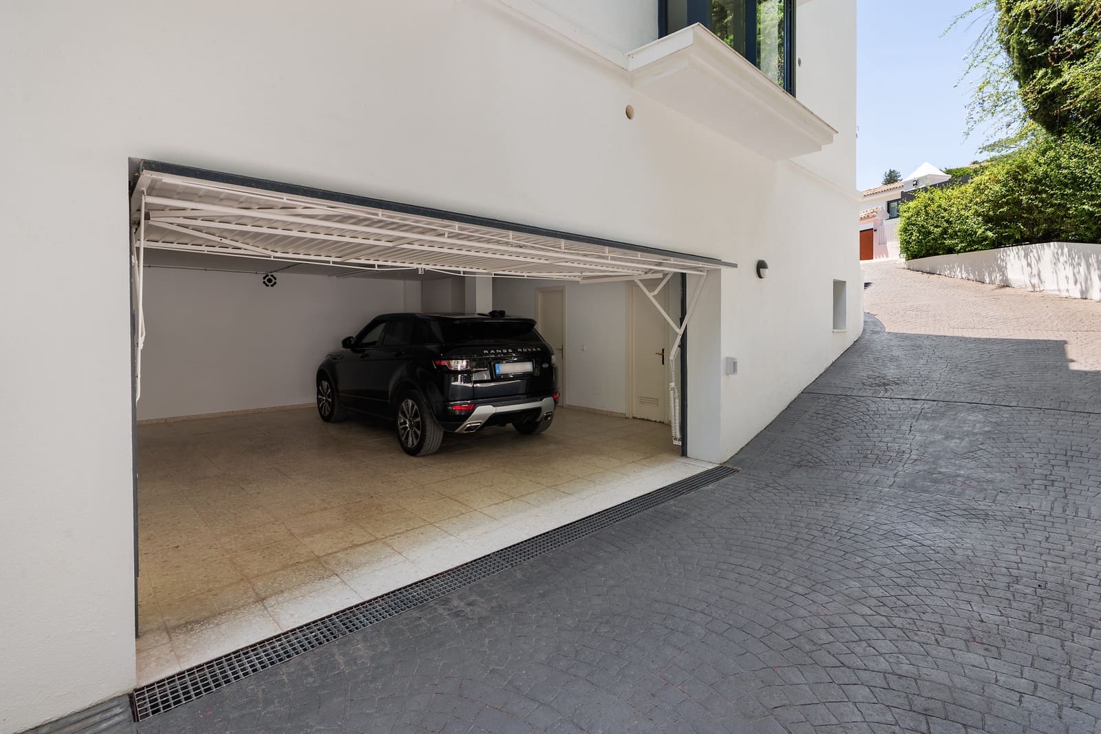 4 bedroom Villa for sale in Nueva Andalucia with pool garage - € 3,250,000 (Ref: 9527294)