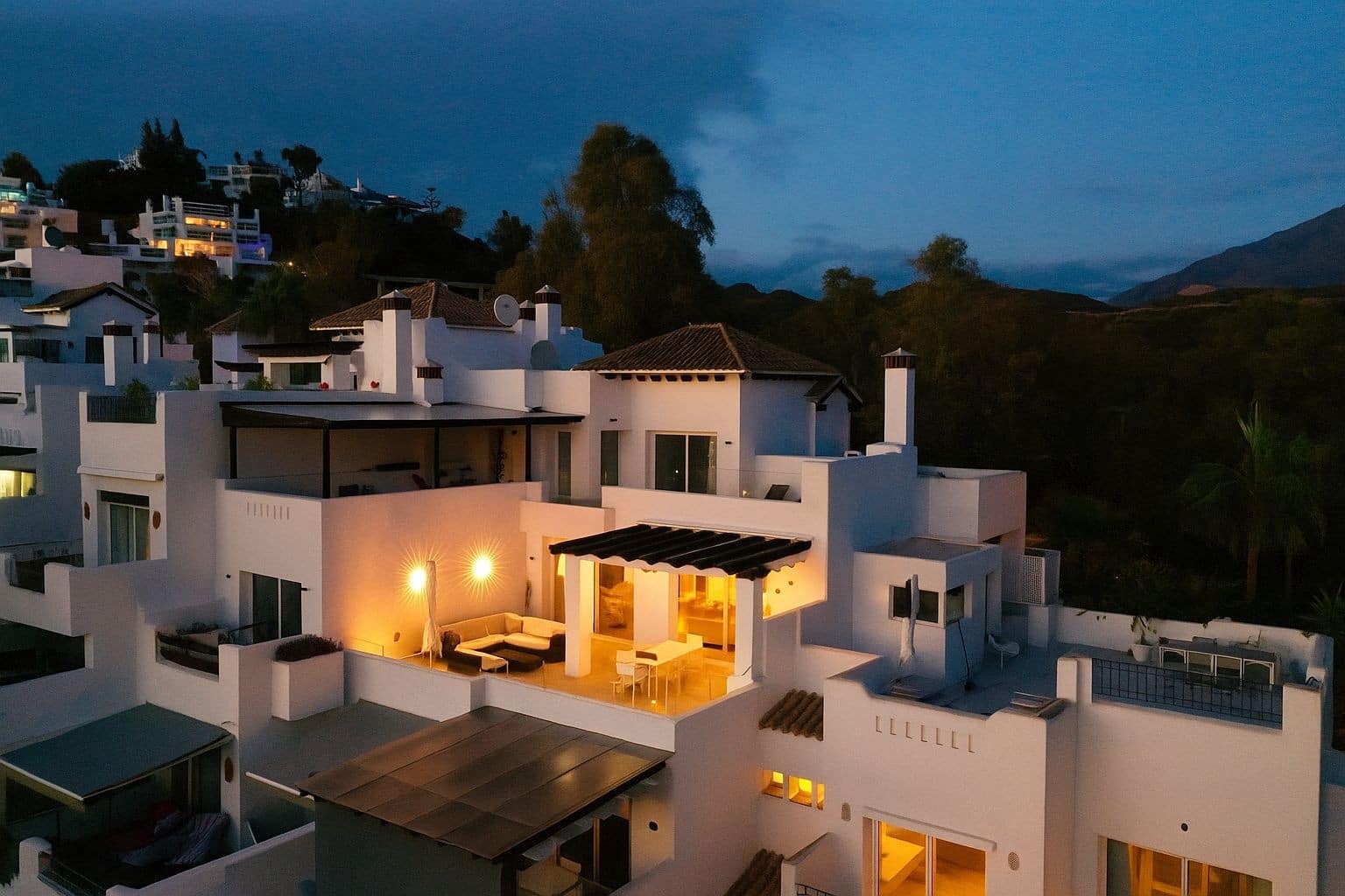 3 soverom Penthouse til salgs i Nueva Andalucia med svømmebasseng garasje - € 1 695 000 (Ref: 9533428)