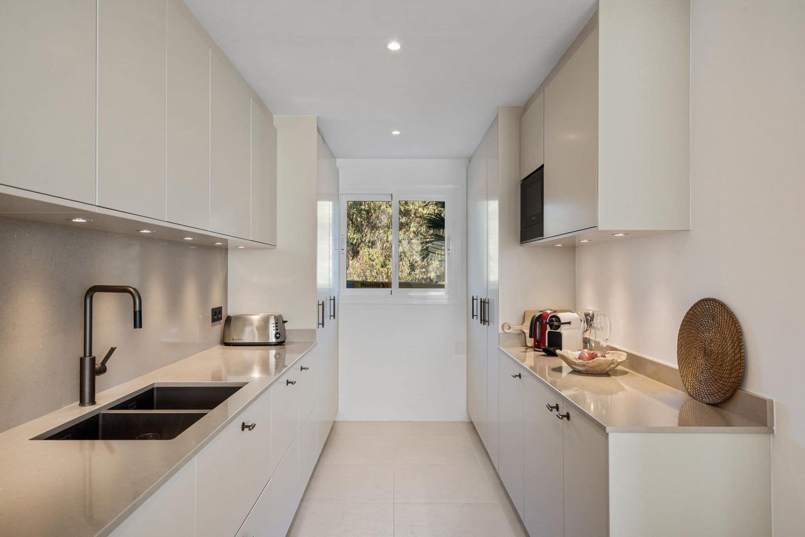 3 bedroom Penthouse for sale in Nueva Andalucia with pool garage - € 1,695,000 (Ref: 9533428)