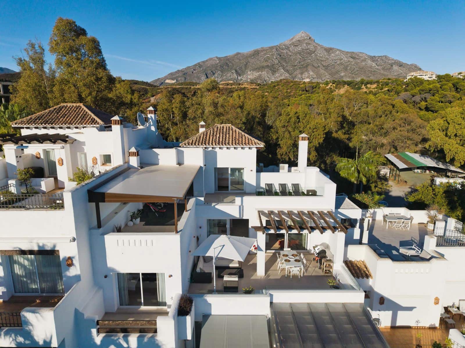3 bedroom Penthouse for sale in Nueva Andalucia with pool garage - € 1,695,000 (Ref: 9533428)