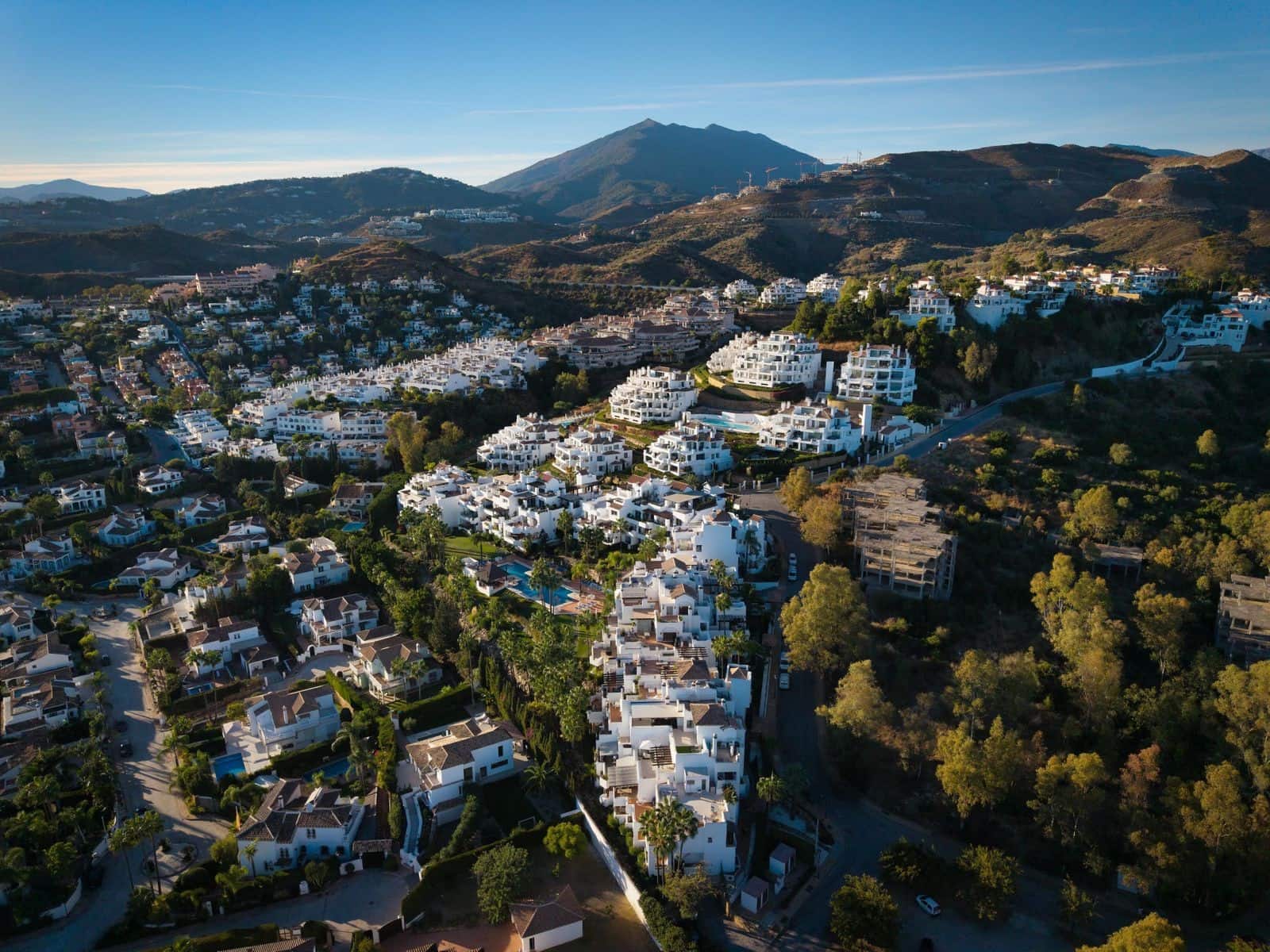 3 bedroom Penthouse for sale in Nueva Andalucia with pool garage - € 1,695,000 (Ref: 9533428)