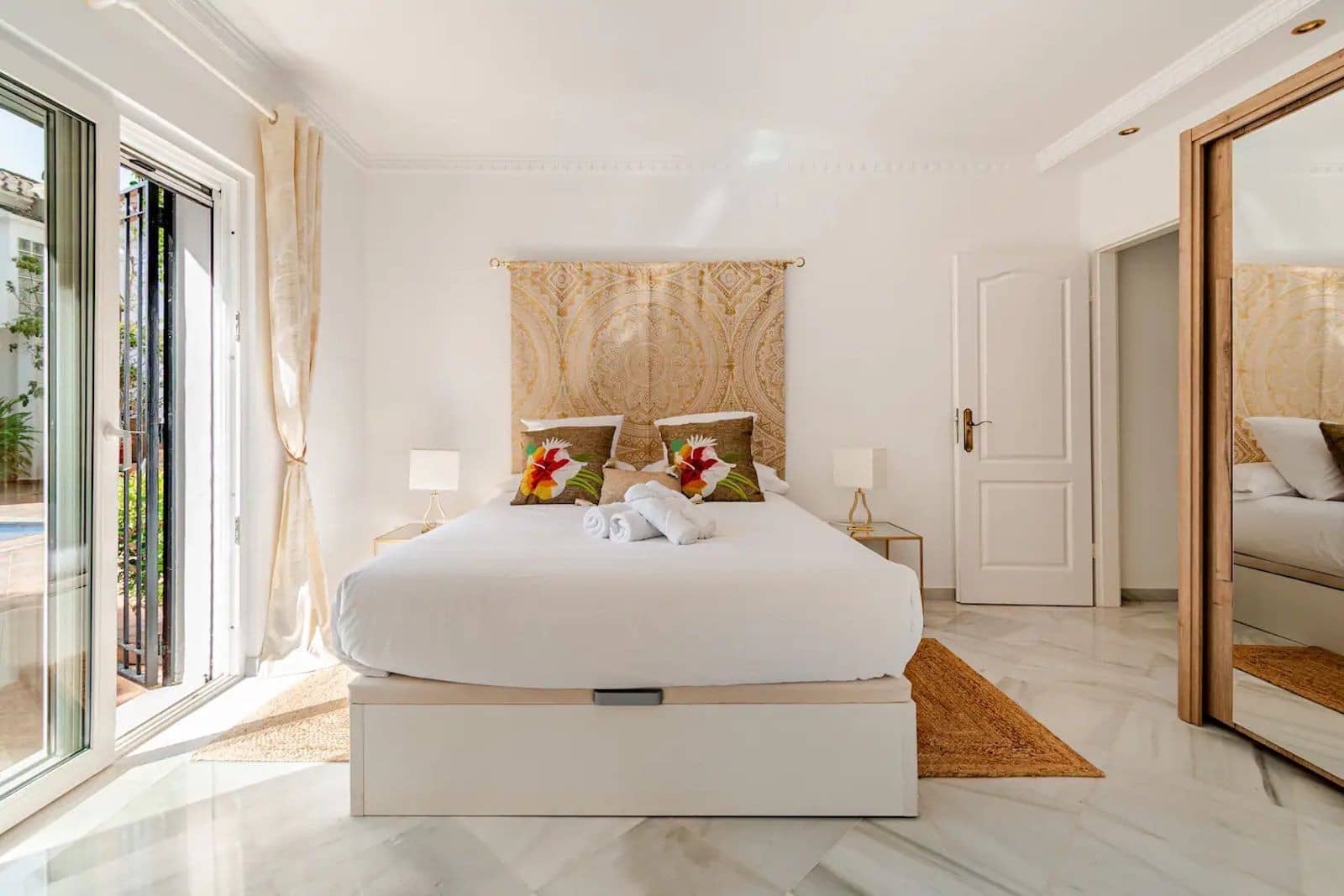 4 makuuhuone Huvila myytävänä paikassa Marbella mukana uima-altaan 
autotalli - 1 800 000 € (Ref: 9533429)