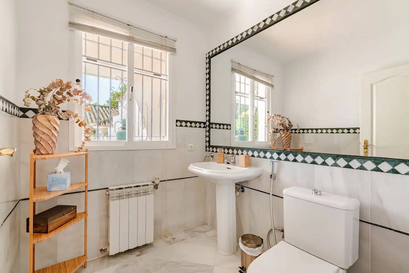 4 makuuhuone Huvila myytävänä paikassa Marbella mukana uima-altaan 
autotalli - 1 800 000 € (Ref: 9533429)