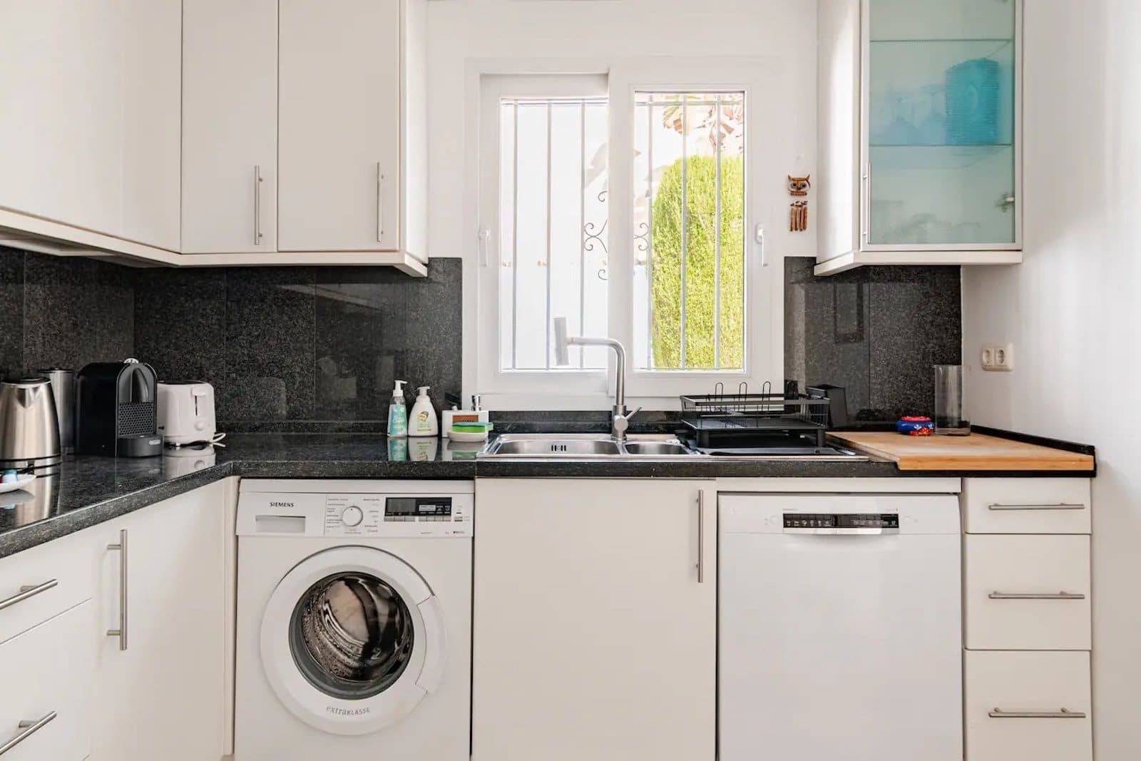 4 makuuhuone Huvila myytävänä paikassa Marbella mukana uima-altaan 
autotalli - 1 800 000 € (Ref: 9533429)